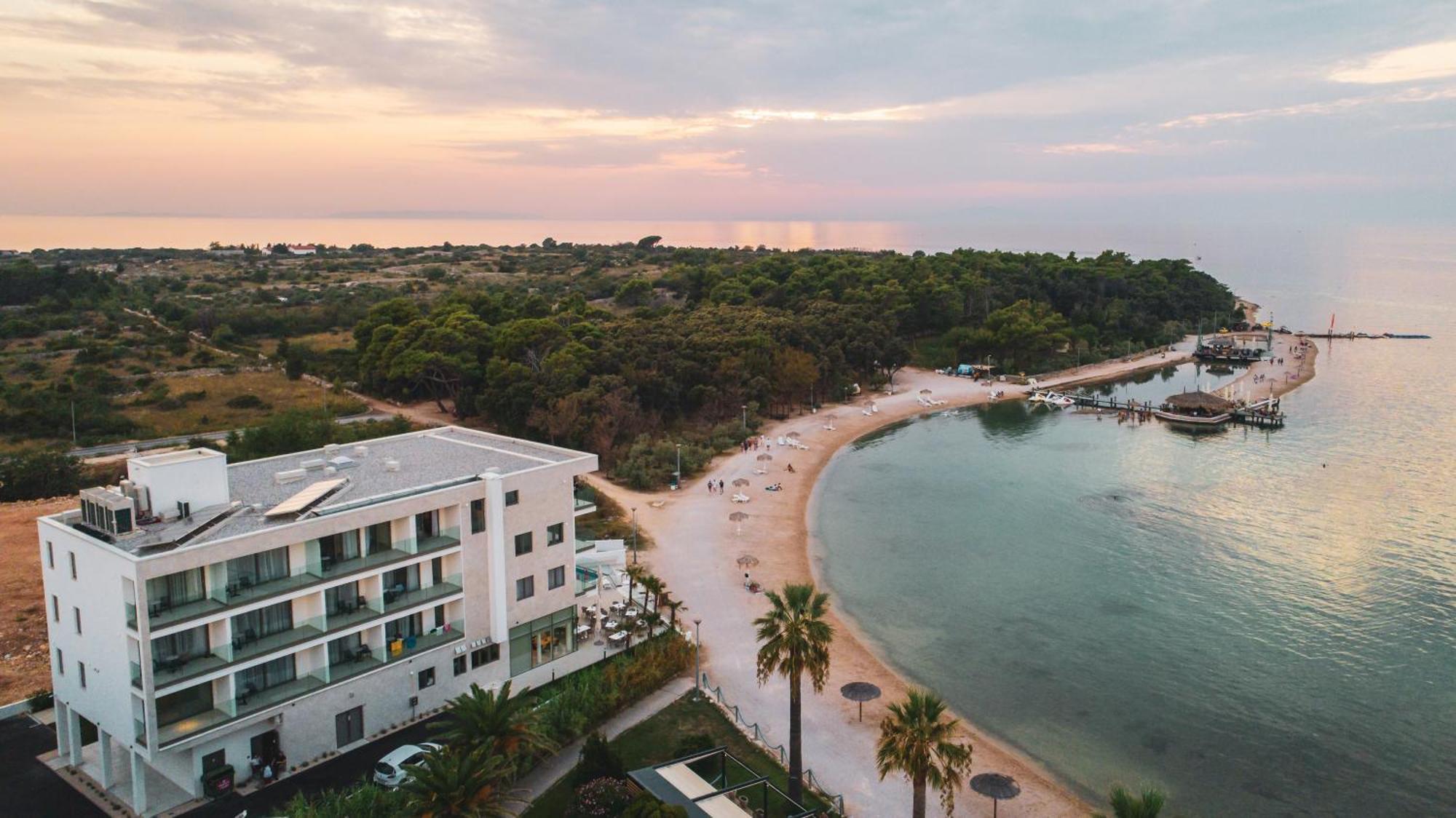 Kaneo Beach Hotel Новалья Экстерьер фото
